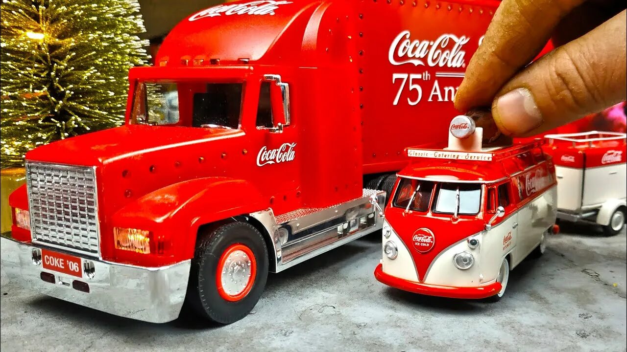Машинки кола. Машина кока кола. Брендирование авто coca cola. Coca cola грузовик игрушка. Грузовик кока колы 1995 год.