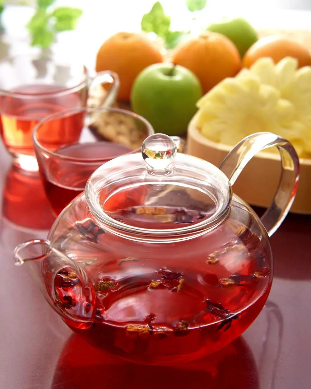Чай с фруктами и ягодами. Фруктовый чай. Ягодный чай. Чайник с фруктами. Фруктово-ягодный чай.