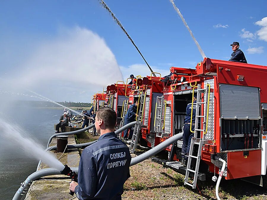 Без установки на водоисточник ац 40. Забор воды из водоема пожарной машиной. Пожарная машина с водой. Забор воды из пожарного водоема. Пожарный автомобиль на водоеме.