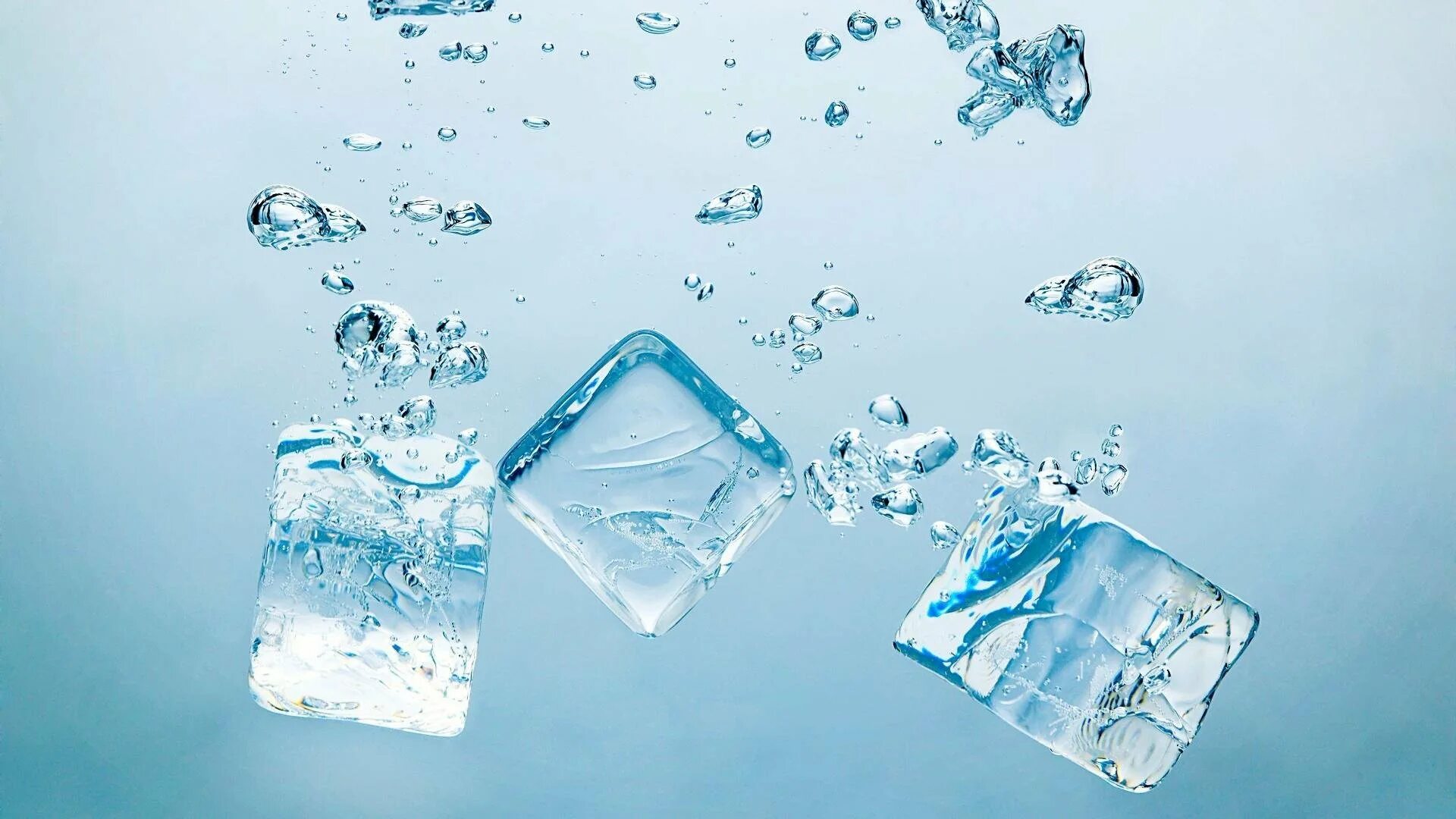 Лед растаявший он вода. Кубики льда в воде. Вода фон. Вода со льдом. Кусок льда.