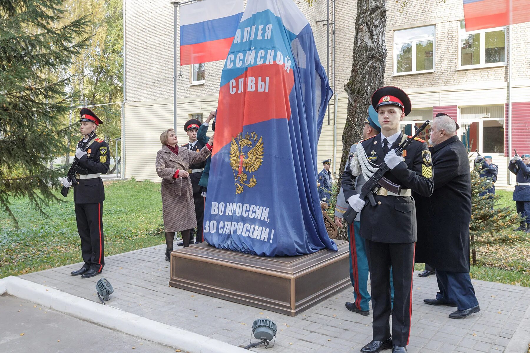 Пкш. Бюст Чуйкову в Первомайской кадетской школе. Первомайская кадетская школа Тула. Автоград 71 кадеты Первомайской кадетской школы. Памятник Чуйкова ПКШ.