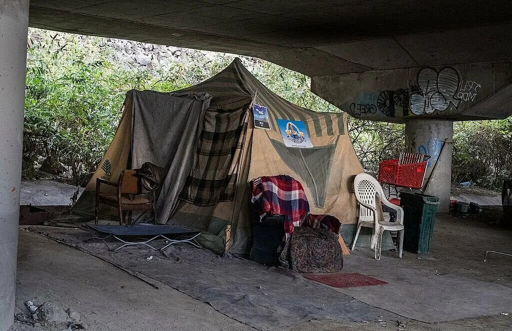 Бомжи в палатке. Палаточный лагерь бездомных в США. Палатка Старая. Палатки бомжей в США. Палаточные лагеря в США.
