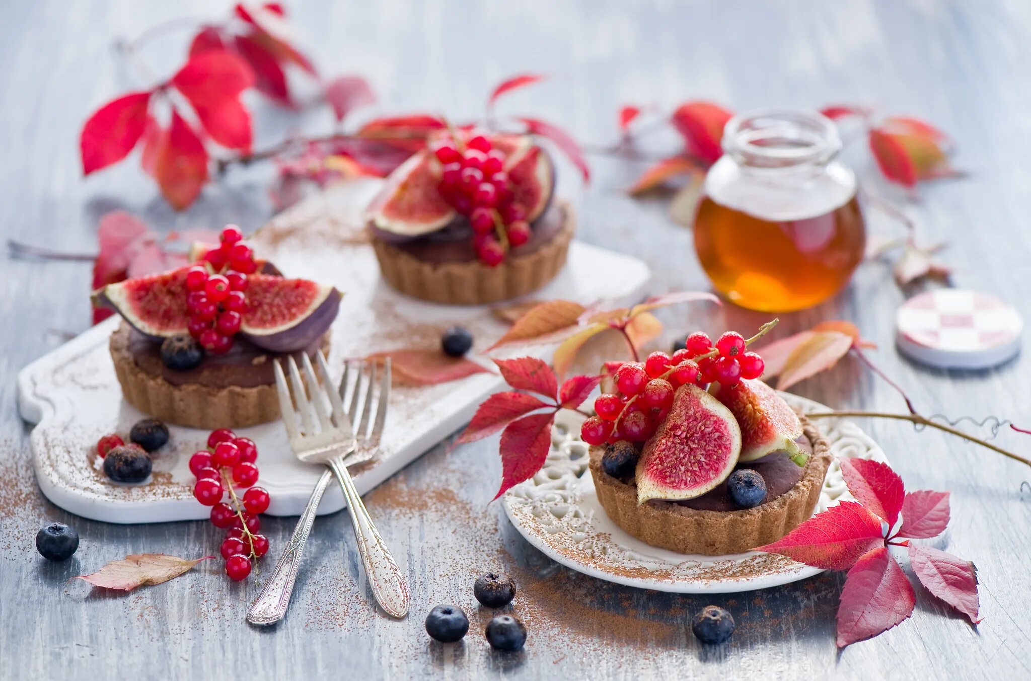 Стол ласково. Осенние сладости. Десерт на столе. Изысканные Десерты. Десерт с ягодами.