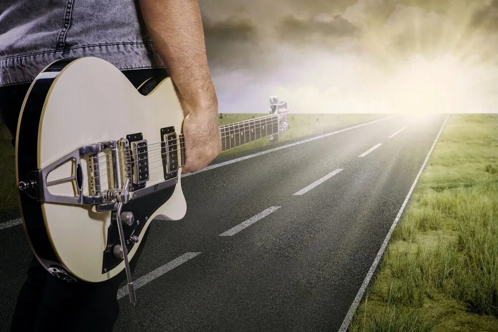 Та музыка дорог. Человек с гитарой дорога. Гитара и дорога. Гитарист на дороге. Рок в дорогу.