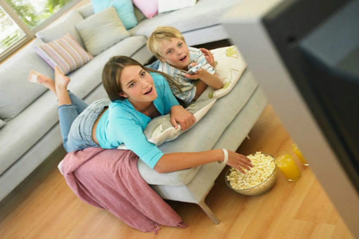 Просмотр телевизора с мамой. Телевизор для детей. Дети смотрят телевизор. Ребенок за телевизором.