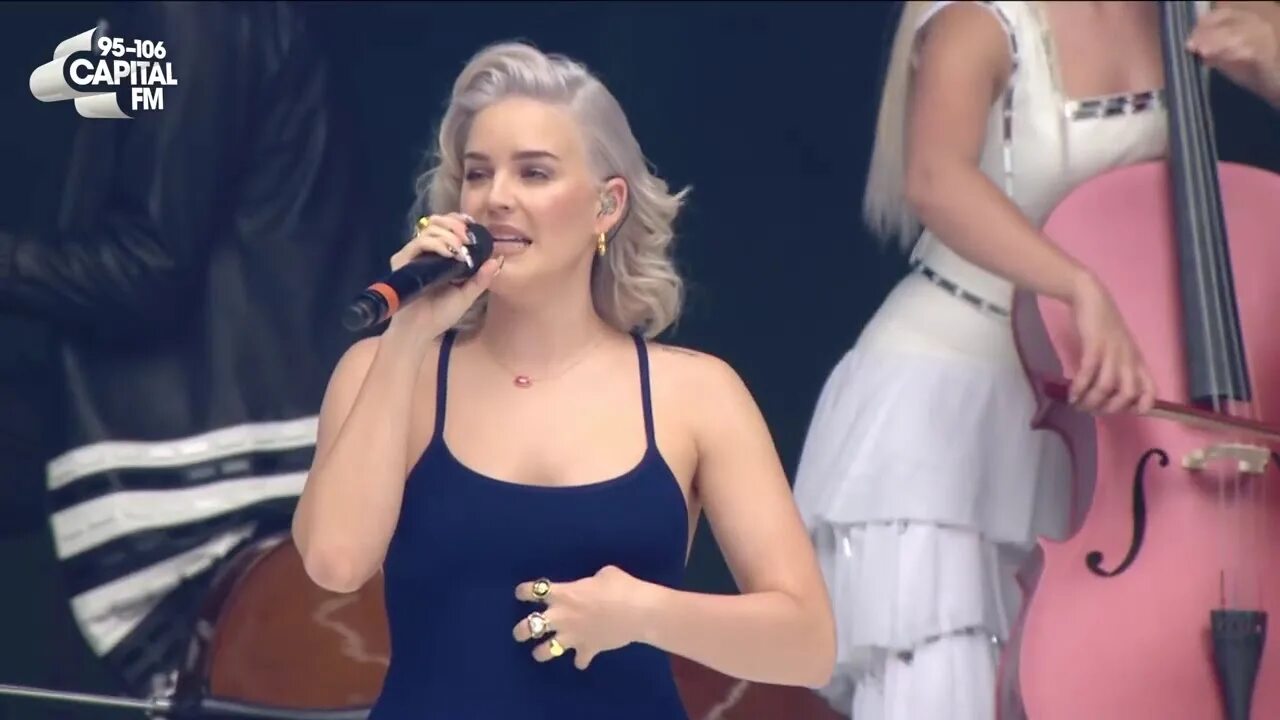 Cry baby clean bandit anne marie david. Клеан бандит рокабай. Rockabye clean bandit feat. Anne marie на концерте. Люк паттерсон clean bandit.