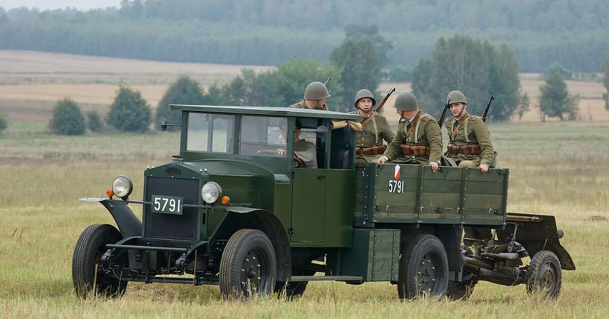 Машина военного времени. Польский грузовик Урсус. Грузовики вермахта 1941-1945. Военный автомобиль. Грузовики второй мировой войны.