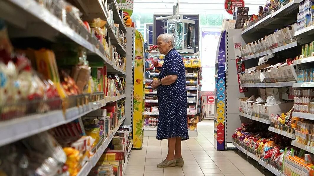 Выбор продуктов в магазине. Корзинка с продуктами. Рынок потребителей. Рынок потребителей. Продуктовая корзина.