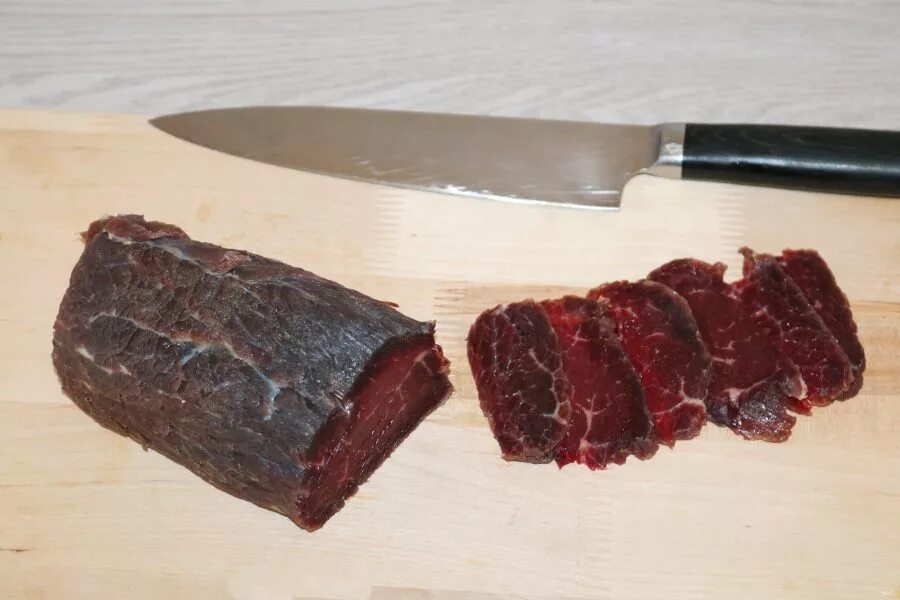 Тонкие кусочки мяса. Нарезанная говядина. мясо порезанное кусочками. тонкая нарезка мяса. мясо нарезанное тонкими ломтиками.