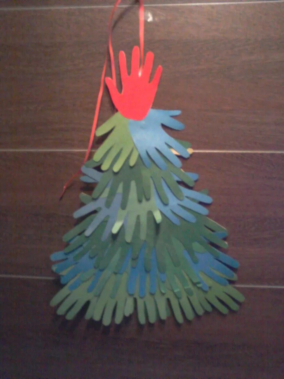 елка из бумажных ладошек. елка из ладошек. елочка из ладошек аппликация. елка из бумажных ладошек. елка из ладошек.
