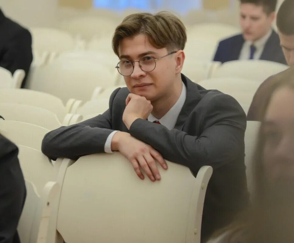Единый трек магистратура аспирантура вшэ. Высшая школа экономики мерч. Девочка. Единый трек аспирантура магистратура. Высшая школа бизнеса.