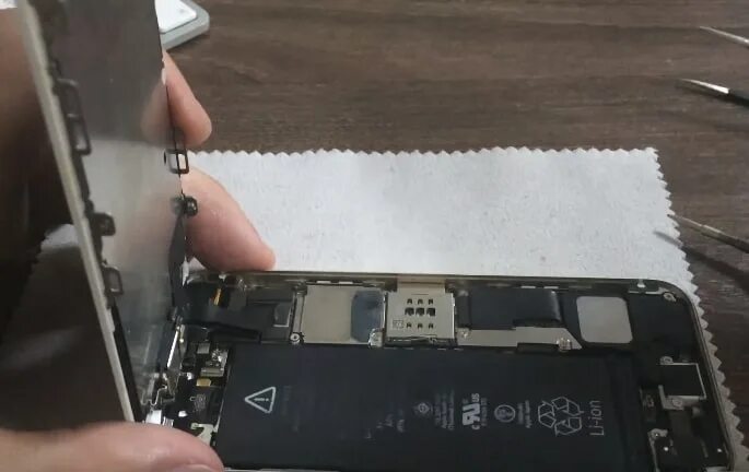 Почему 15 про не заряжается. Айфон 5s не заряжается. Iphone 5 не заряжается. Iphone se не заряжается. Айфон 5 се не заряжается.