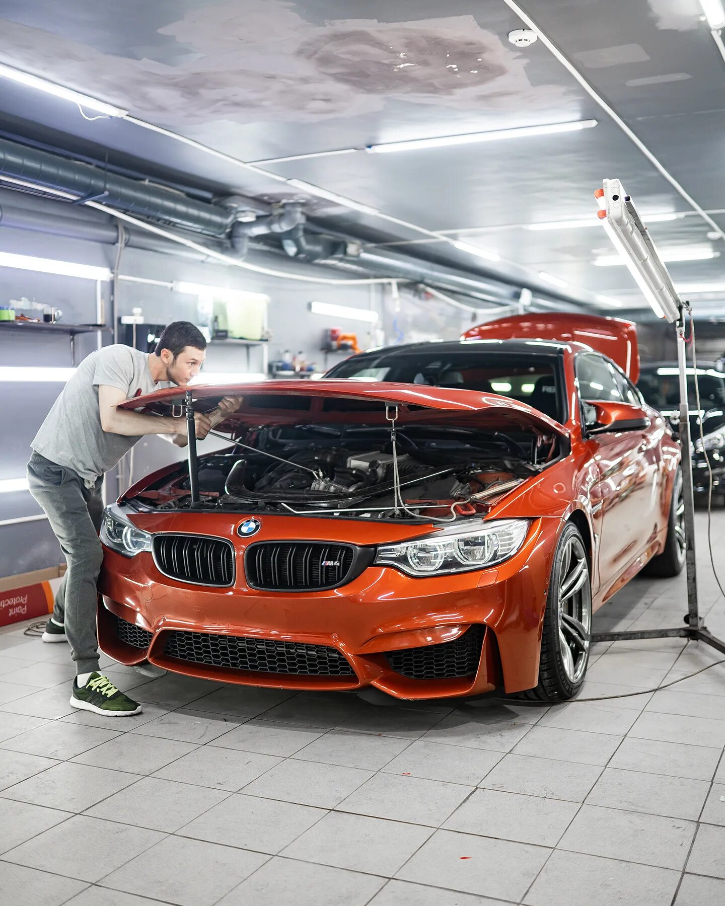 Detailing автомобиля. Детейлинг BMW orangwe. Студия детейлинга БМВ 530д. Машина в детейлинге. Детейлинг услуги.