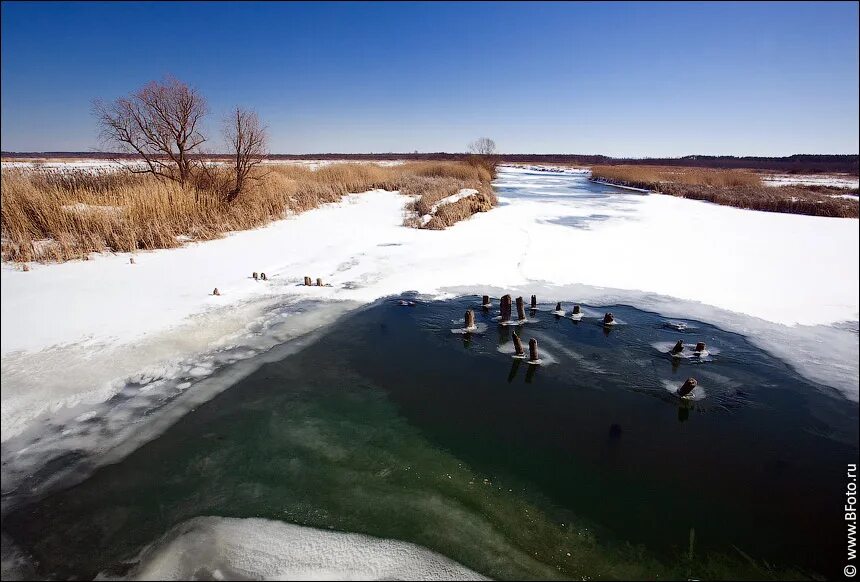 Замерзают ли озера. Замерзшая речка. Замерзшая река фото. Не замерзшая река. Застывшая река зимой.