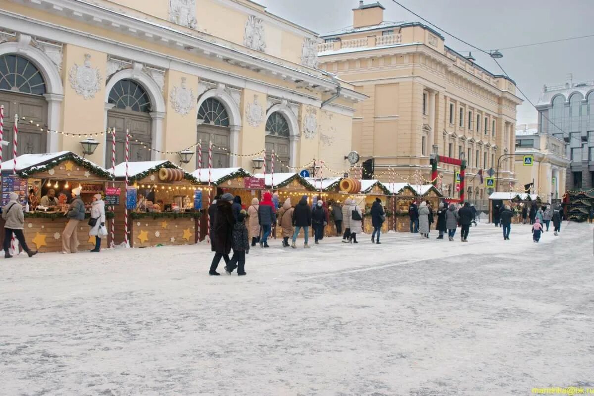 Манежная площадь спб 2023. Ярмарка на манежной площади 2022 в санкт-петербурге. Ярмарка на манежной площади 2022 в санкт-петербурге. Елка в манеже. Рождественская ярмарка на манежной площади.