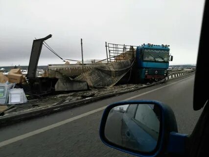 Фура перевернулась