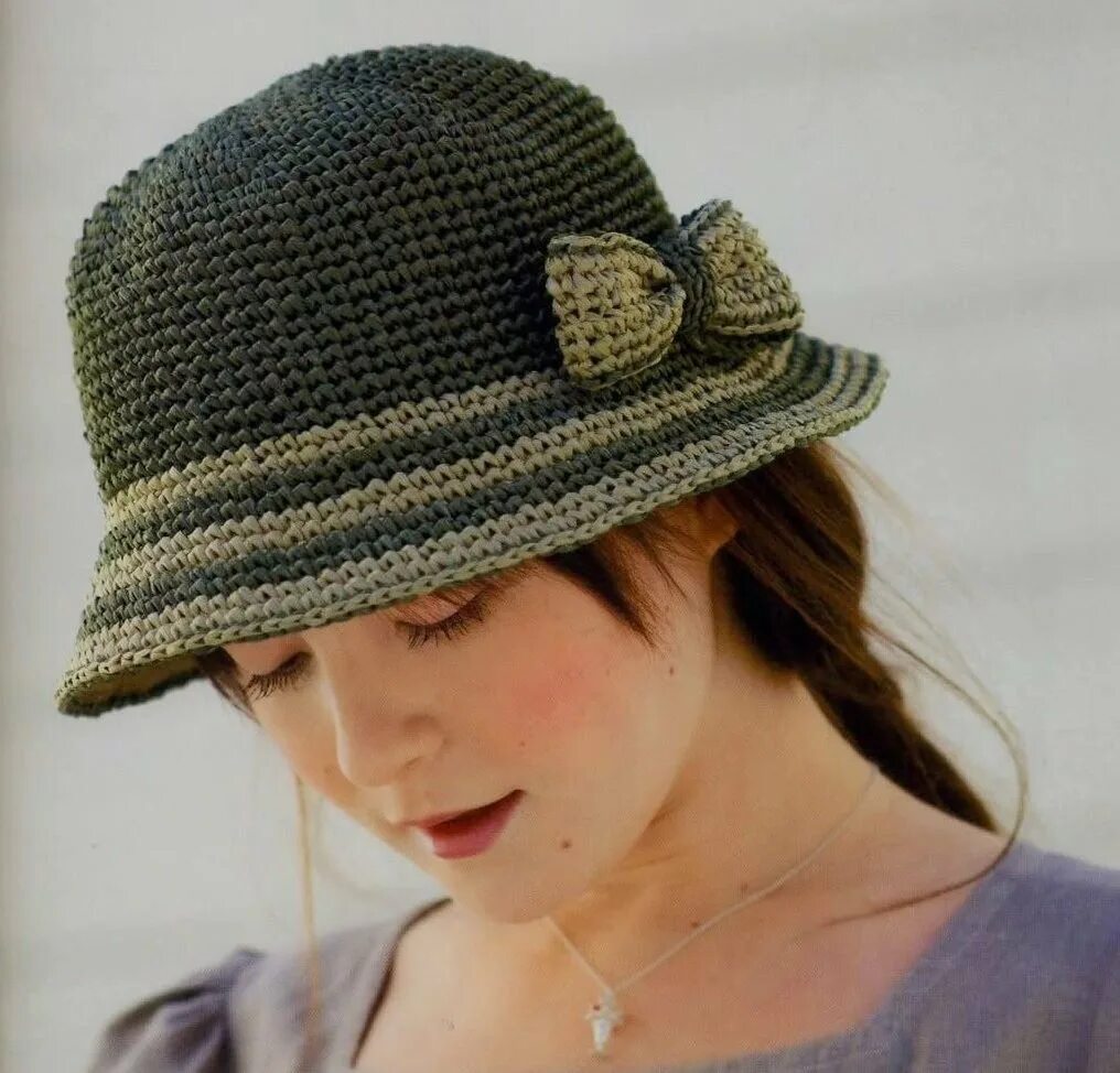 Шляпка клош спицами. Вязаные шляпки. Вязаная шляпка теплая. Шляпка вязаная спицами. Вязаные шляпки для женщин.