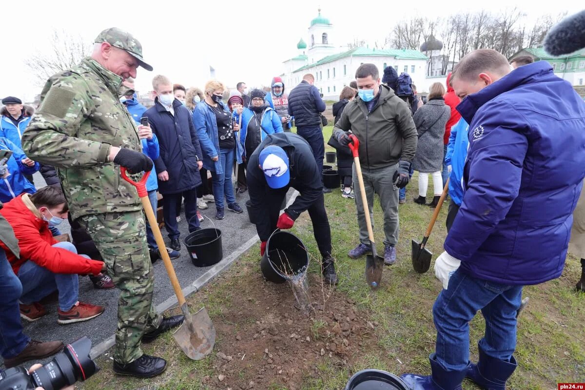 Субботник Псков. Субботник в Пскове.РФ. Псковские новости. Работники Псковской прокуратуры на субботнике.