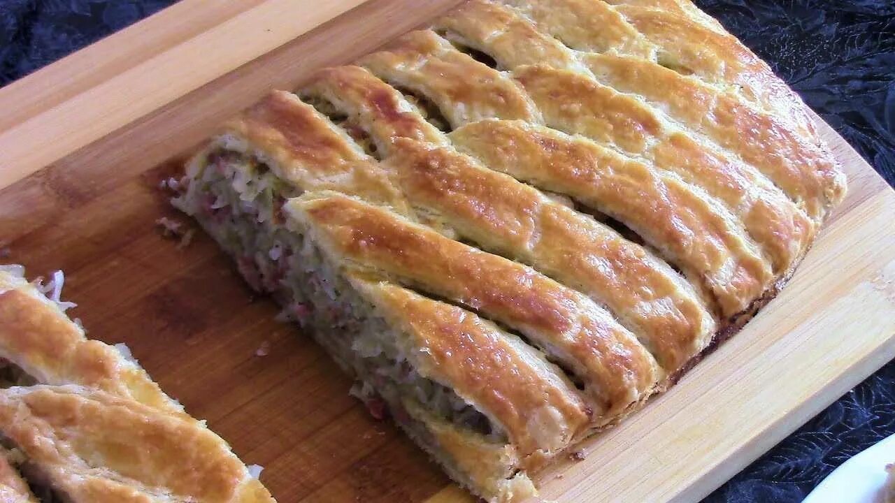 Мясной пирог в духовке из слоеного теста. Пирог из слоёного теста с фаршем. пирог из слоеного дрожжевого теста с фаршем. пирог из слоёного теста с фаршем в духовке. мясной пирог из слоеного дрожжевого теста с фаршем в духовке.