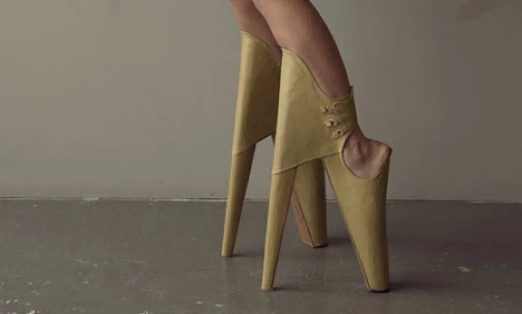 Самые красивые женские туфли. Туфли alexander mcqueen. Очень большие каблуки. Самые высокие туфли. Огромные каблуки.