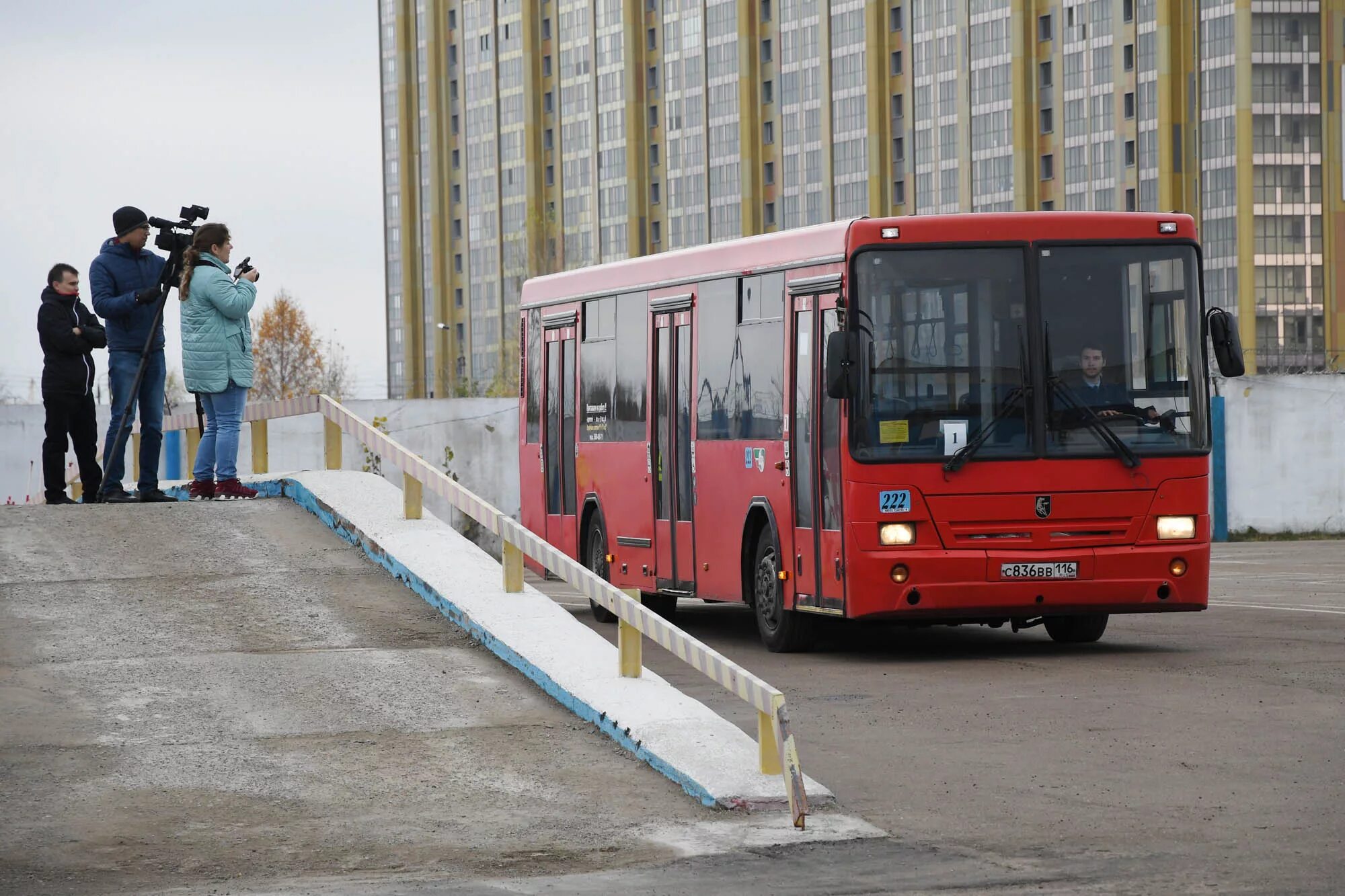 Автобусы казань отзывы. Автобус. Водитель автобуса. Кондуктор в автобусе. Водитель автобуса Казань.