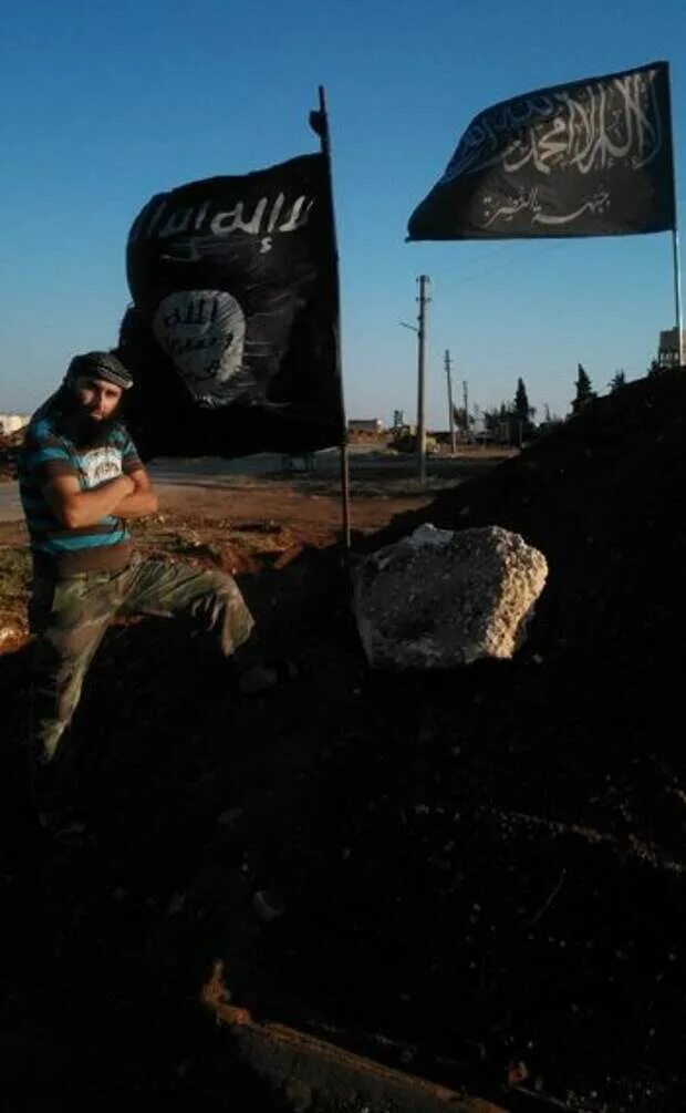 Фото на фоне флага игил. Флаг ИГИЛ. Флаг ИГИЛА фото. ИГИЛ флаг Военная форма.