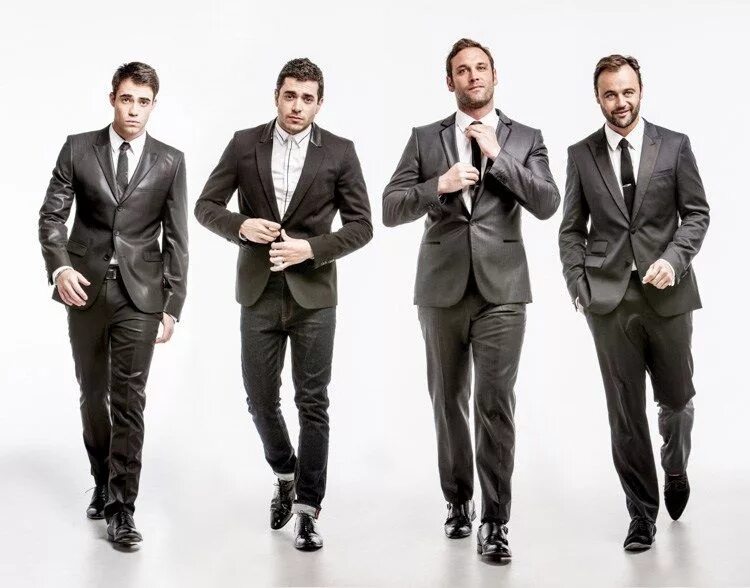 Группа мужчин. Четыре человека. Четыре парня. Много мужчин в костюмах.