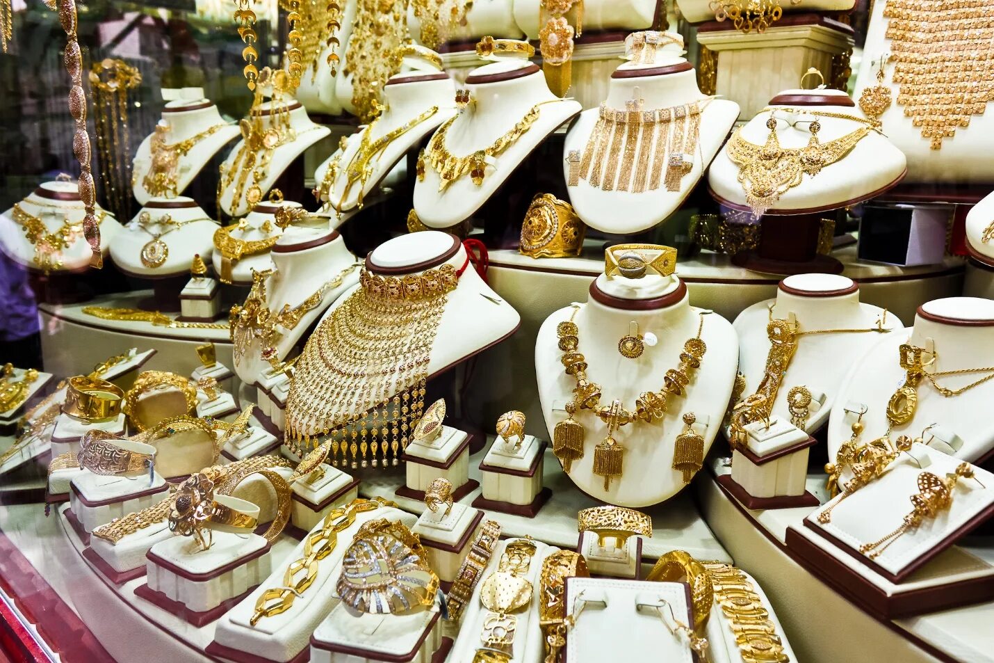 Золотой магазин ювелирные изделия. Gold Souk Дубай. Золотой рынок Gold Souk. Золотой базар ОАЭ Gold Souk. Золотой рынок (Dubai City of Gold).
