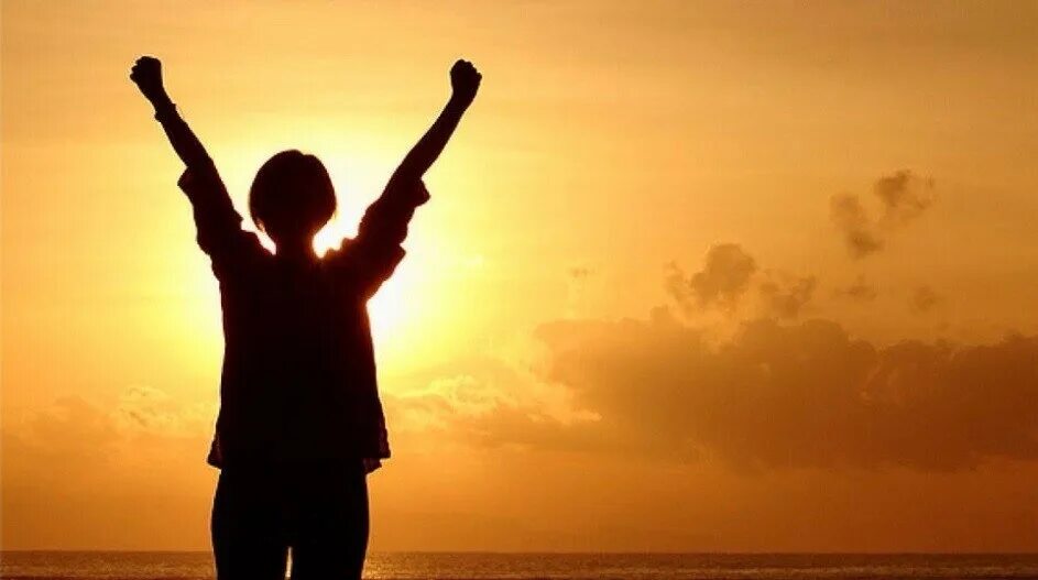 Свобода мужчина. Стоит решиться. Солнце рукоплещет пусть ей. Руки к небу. Решиться на перемены.