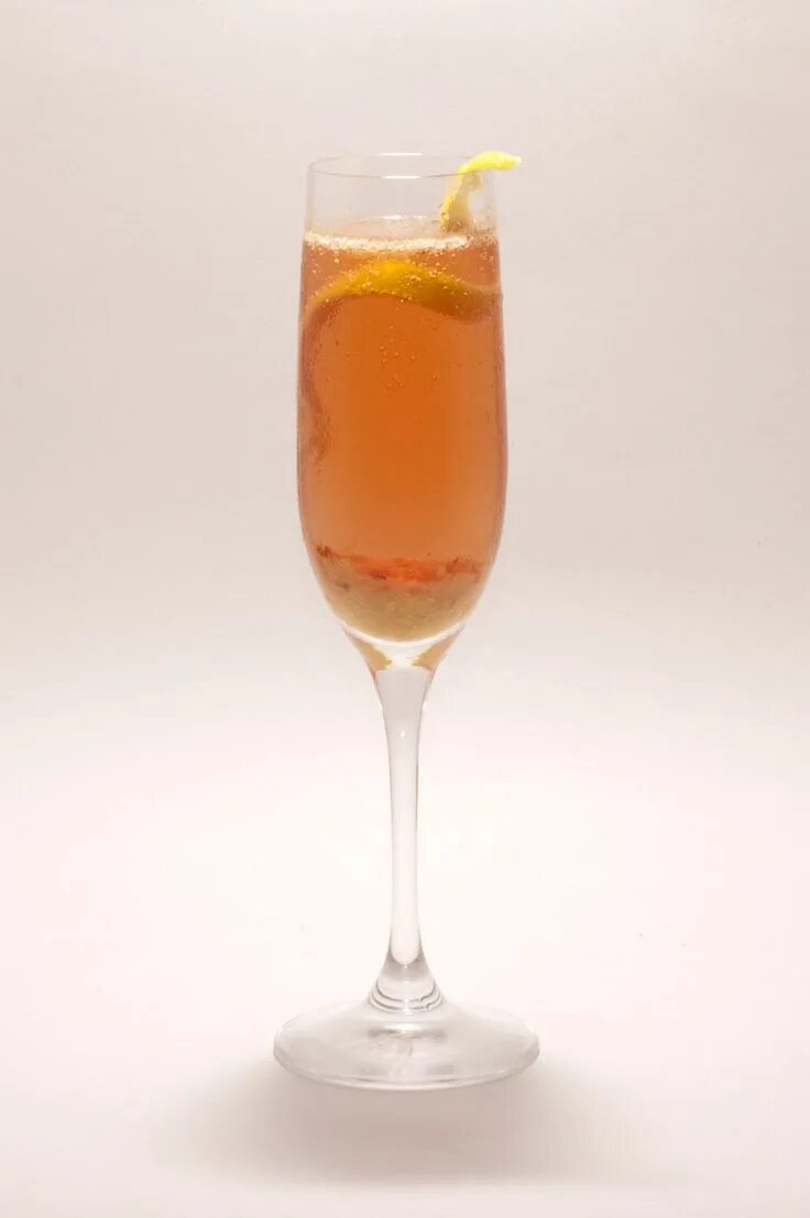 Персиковый беллини. Беллини (bellini) коктейль. Коктейль с персиком и шампанским. Коктейль беллини маракуйя. Коктейль беллини на белом фоне.