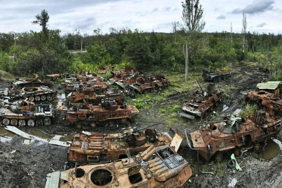 Потери всу за время сво. Кладбище военной техники в России. Свалка военной техники. Кладбище машин. Уничтоженная Российская техника.