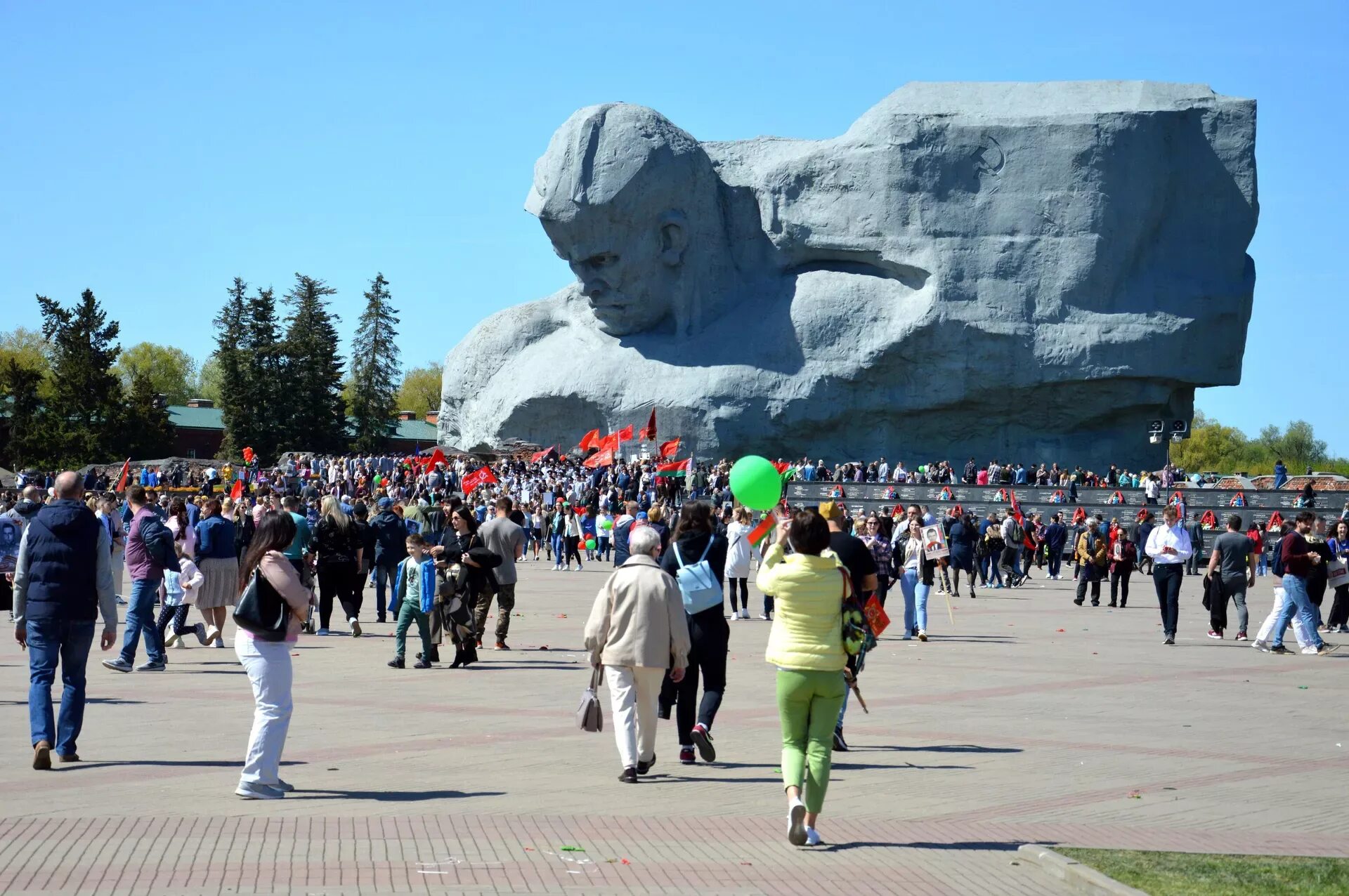 Брест в мае. 9 мая брест. брестская крепость 9 мая. брестскую крепость беларусь 2025. день победы в брестской крепости 2025.