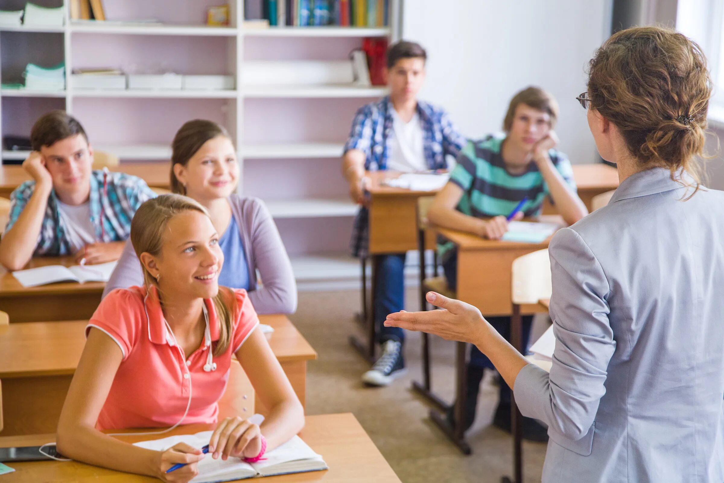 The student is the table. Подростки в школе. Педагог и подросток. Подросток и учитель. Учитель и студенты.