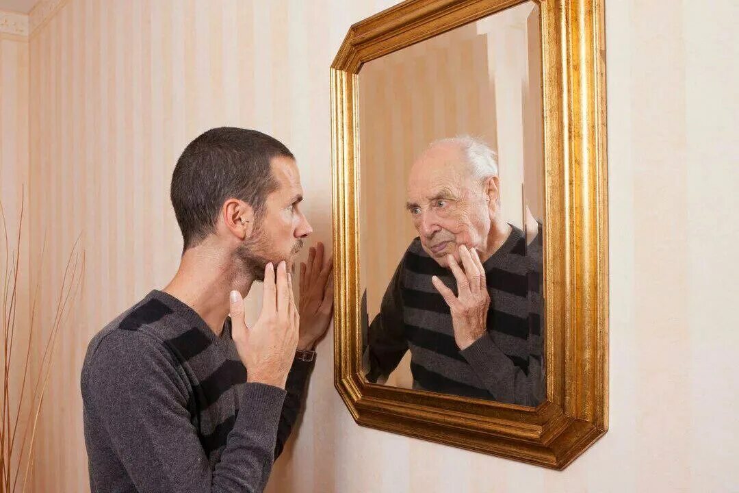 Перед зеркалом. Отражение себя в зеркале. Девушка возле зеркала. Человек около зеркала. Отражение в зеркале бизнес.