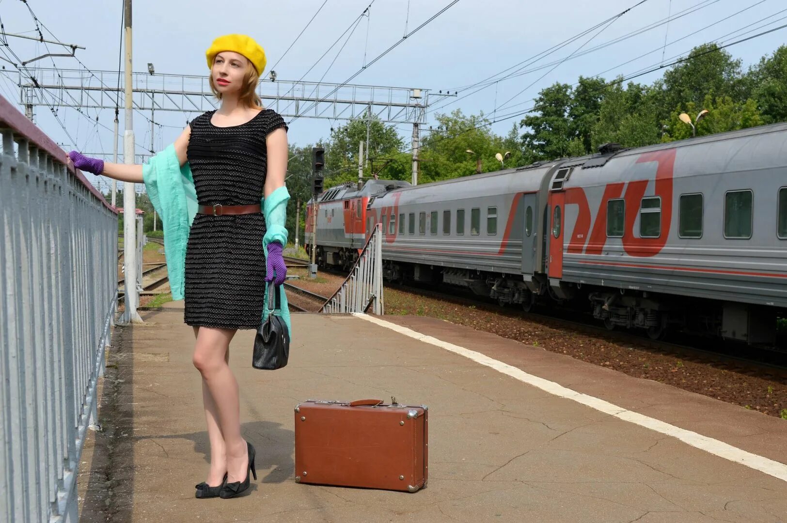 Женщины на железной дороге. Женщина в поезде. Девушка на вокзале. Поезд женский.