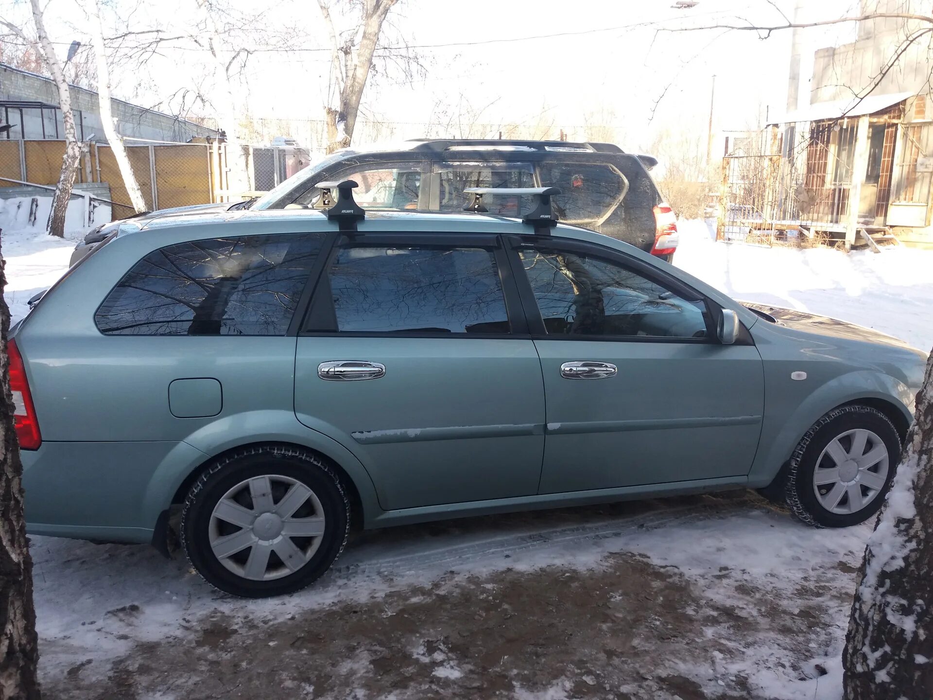 Купить багажник шевроле лачетти. Chevrolet Lacetti универсал багажник. Багажник Thule Chevrolet Lacetti 2010. Багажник на крышу Шевроле Лачетти 2011 универсал. Багажник на рейлинги Шевроле Лачетти универсал.