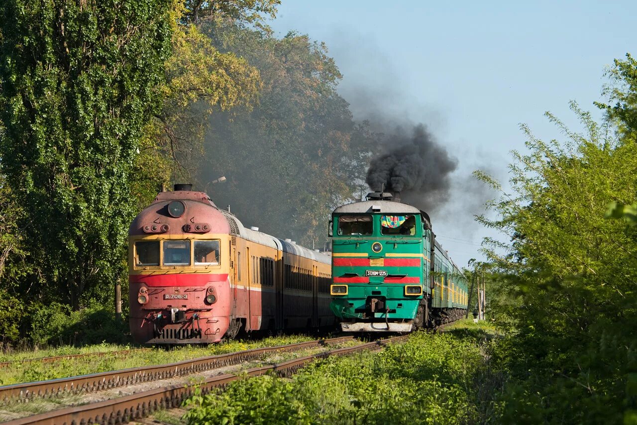 Два железнодорожных