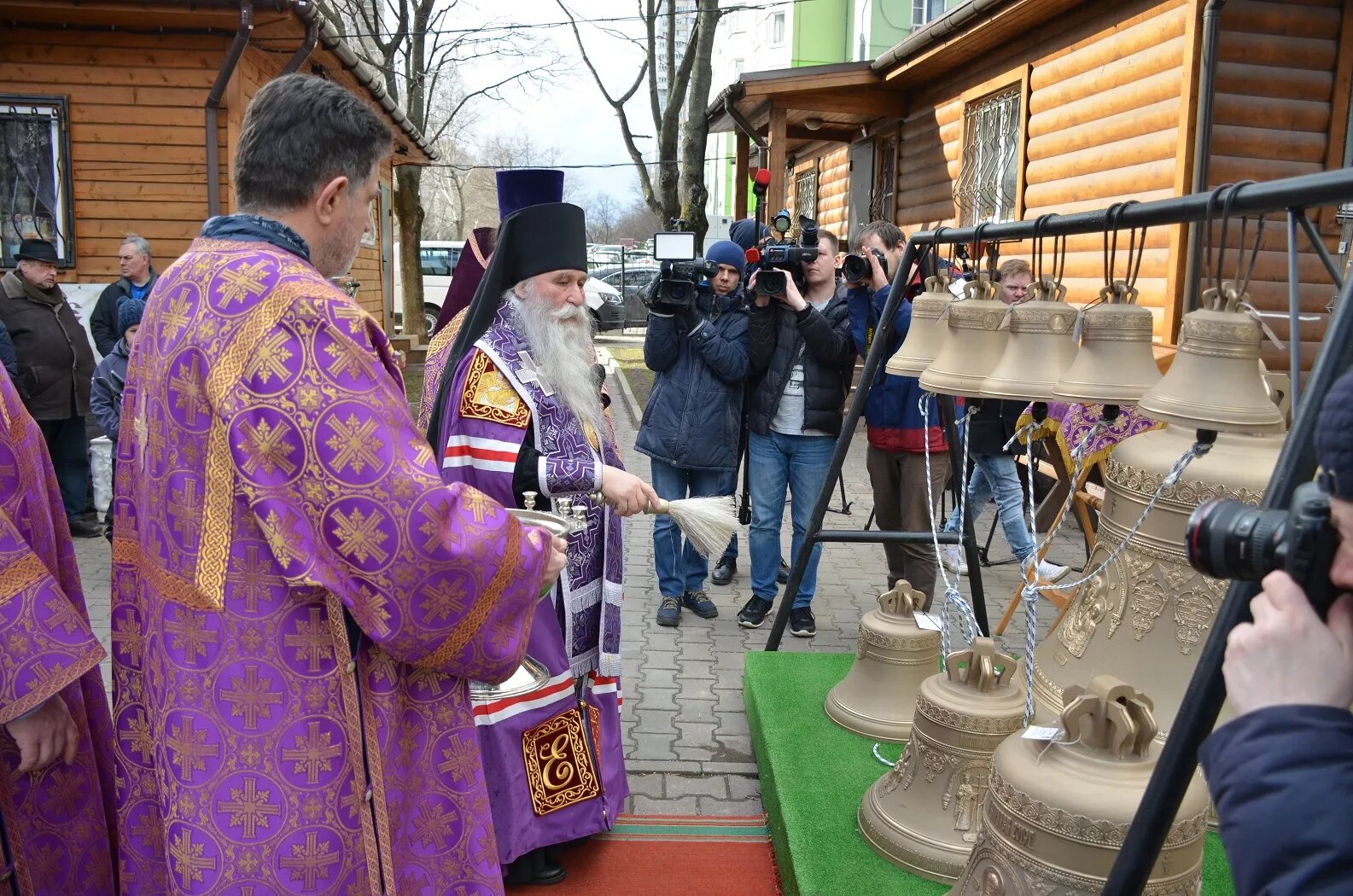 Ермоген зюзино. Храм святителя Ермогена в Зюзино. Храм священномученика Ермогена в Москве. Храм священномученика Ермогена Патриарха Московского и всея Руси. Храм св Ермогена в Гольяново.