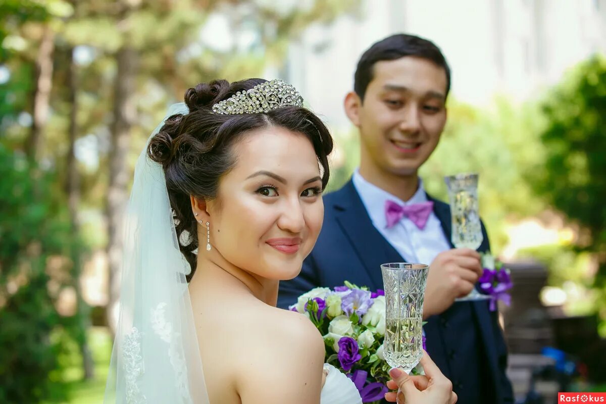 Пара казашек. Келин куёв фотосессия. Келин куёвлар фотосессия. Свадьба в Казахстане. Казахская свадьба.