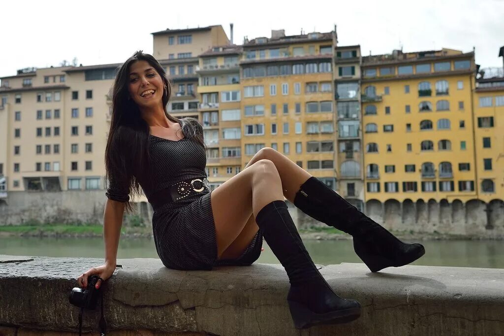 женщины в летних платьях на улицах. красивые женщины за 40. девушка москва сити. женщины 35+. девушка в городе.