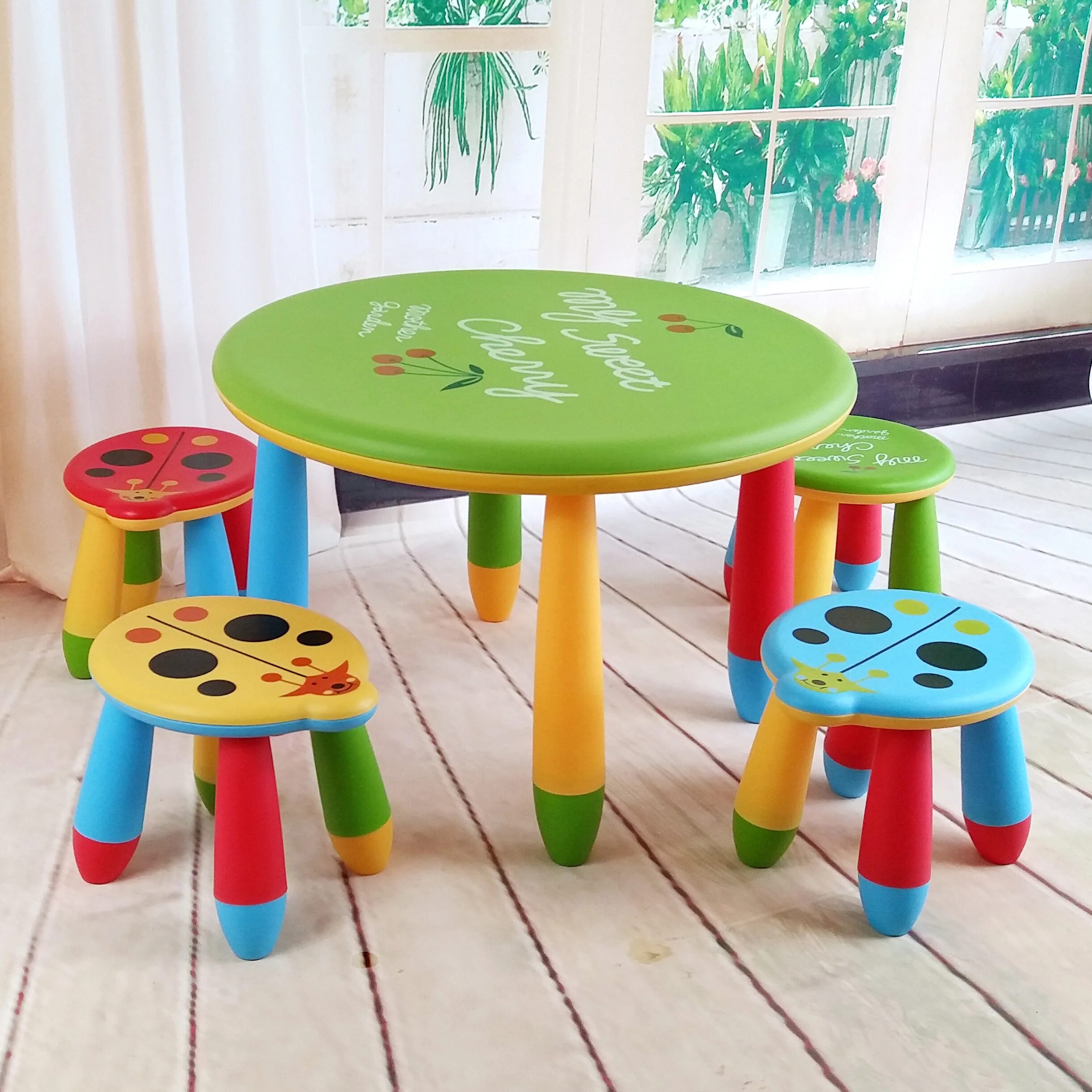 Круглый стол для детского сада. Столик для детей. Стол круглый детский. Стол детский пластиковый. Круглый столик для детей.