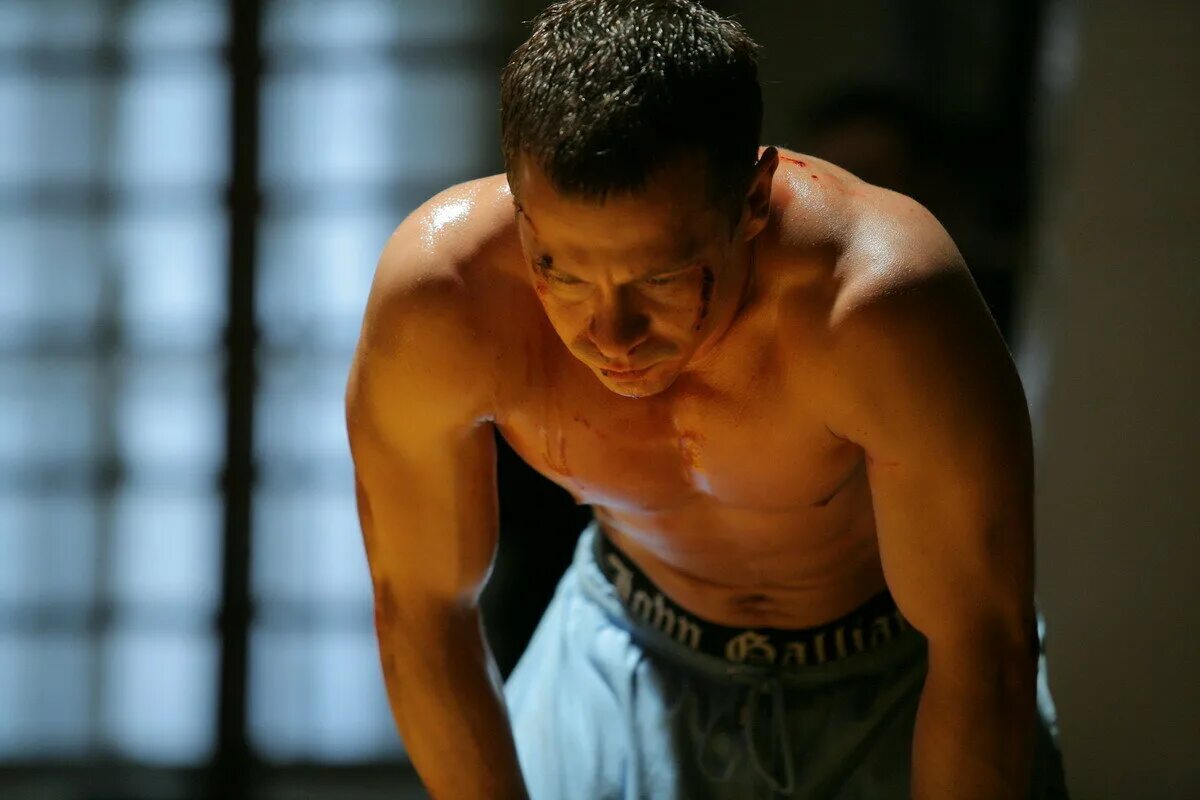 девушка убегает от парня. сбежавший конец. ван дамм самоволка. John cusack 2012. сбежавший конец.