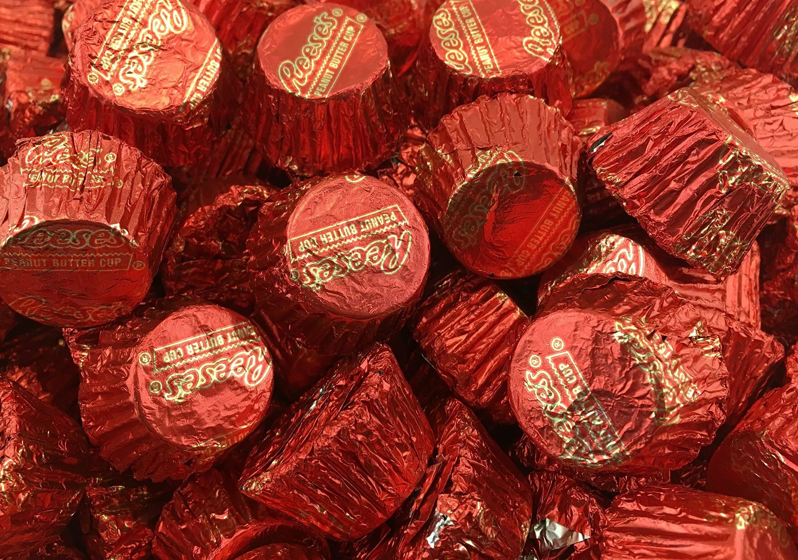 Круглые шоколадные конфеты. Конфеты в красной обертке круглые. Красные конфеты круглые. Шоколадные конфеты в красной обертке. Круглые конфеты купить