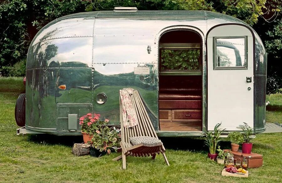 Трейлерный дом в америке. Трейлер парк. Автодом airstream 2020. Американский кемпер airstream. Автодом rv camper.