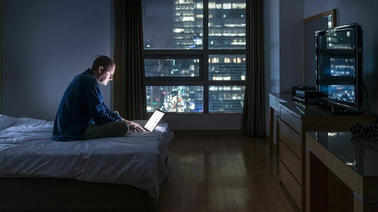 Парень спит в темноте. Дин винчестер. Одиночество в ночи. Мужчина у окна. Красивые парни из манхвы.