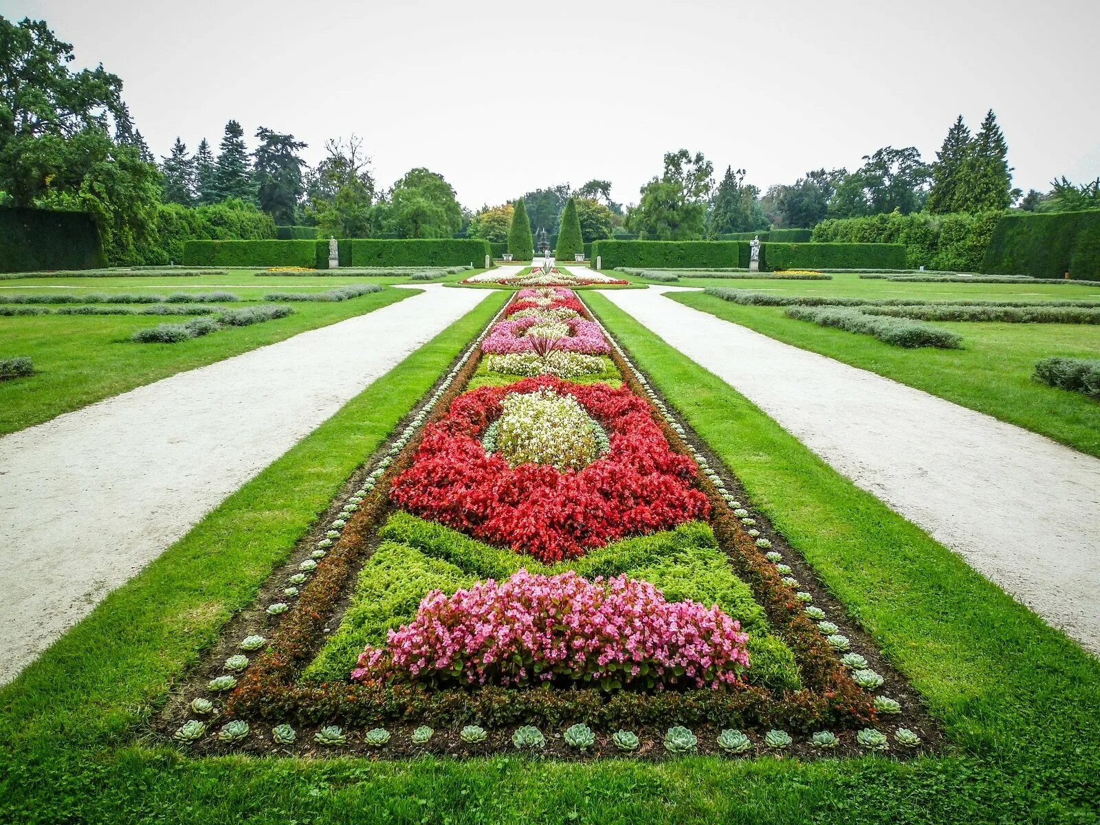 Парк победы спб цветники. Риджент парк в лондоне сверху. Клумба в парке. Клумбы в парке горького 2021. Кёкенхоф рабатка.