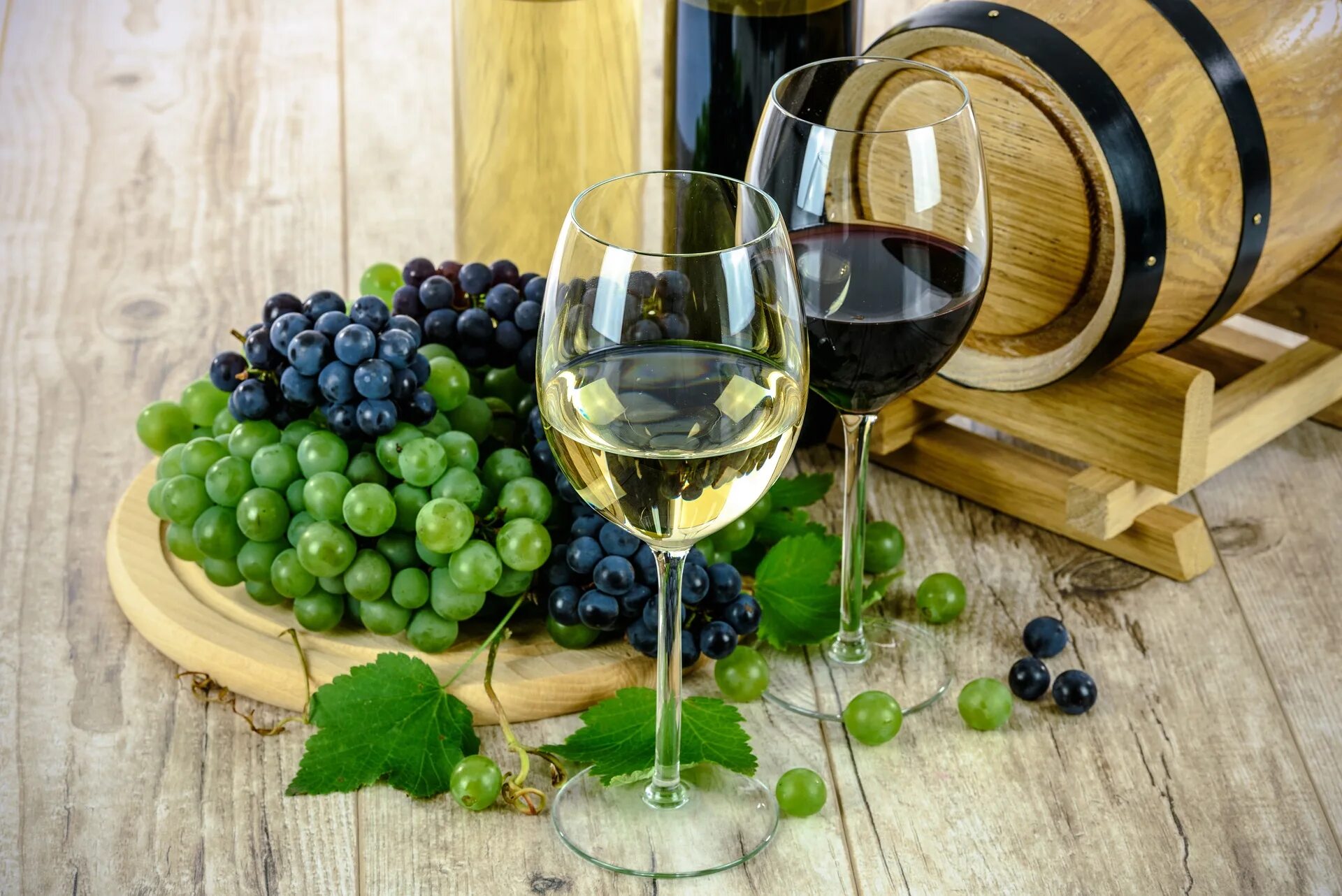 Вино красивые фото. Вино и виноград. Виноградная лоза вино. Бокал вина и виноград. Вино обои.