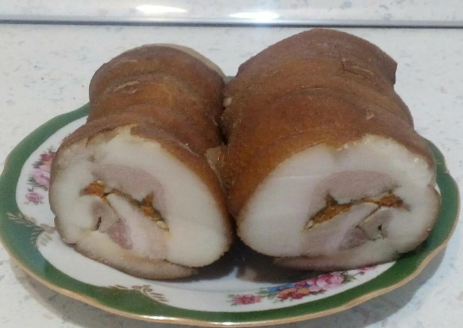 рулет из сала. тонкое сало со шкуркой в духовке. лаваш колбаса сыр яйцо. рулет из сала. тонкое сало со шкуркой в духовке.