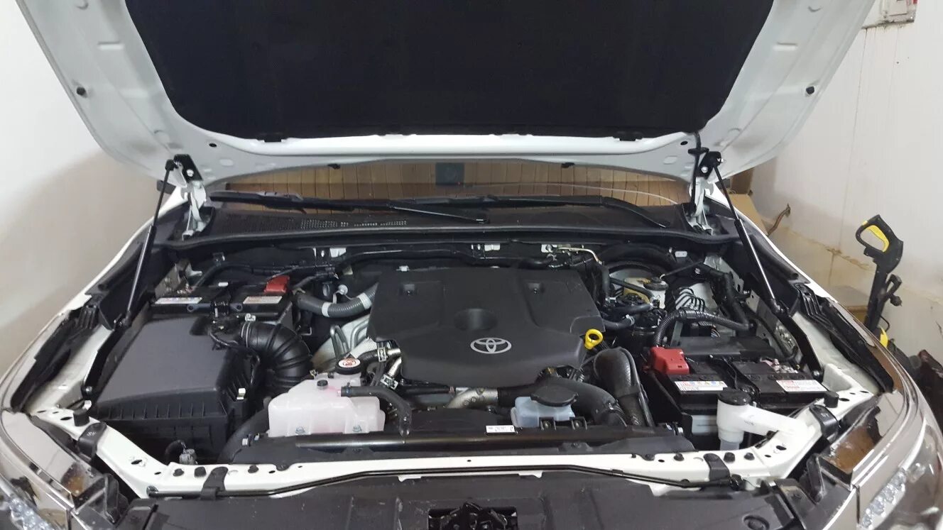 Газовые упоры для toyota fortuner 2021. Каплт fortuner. Дефлектор fortuner. Toyota fortuner капот. Капот тойота фортунер.