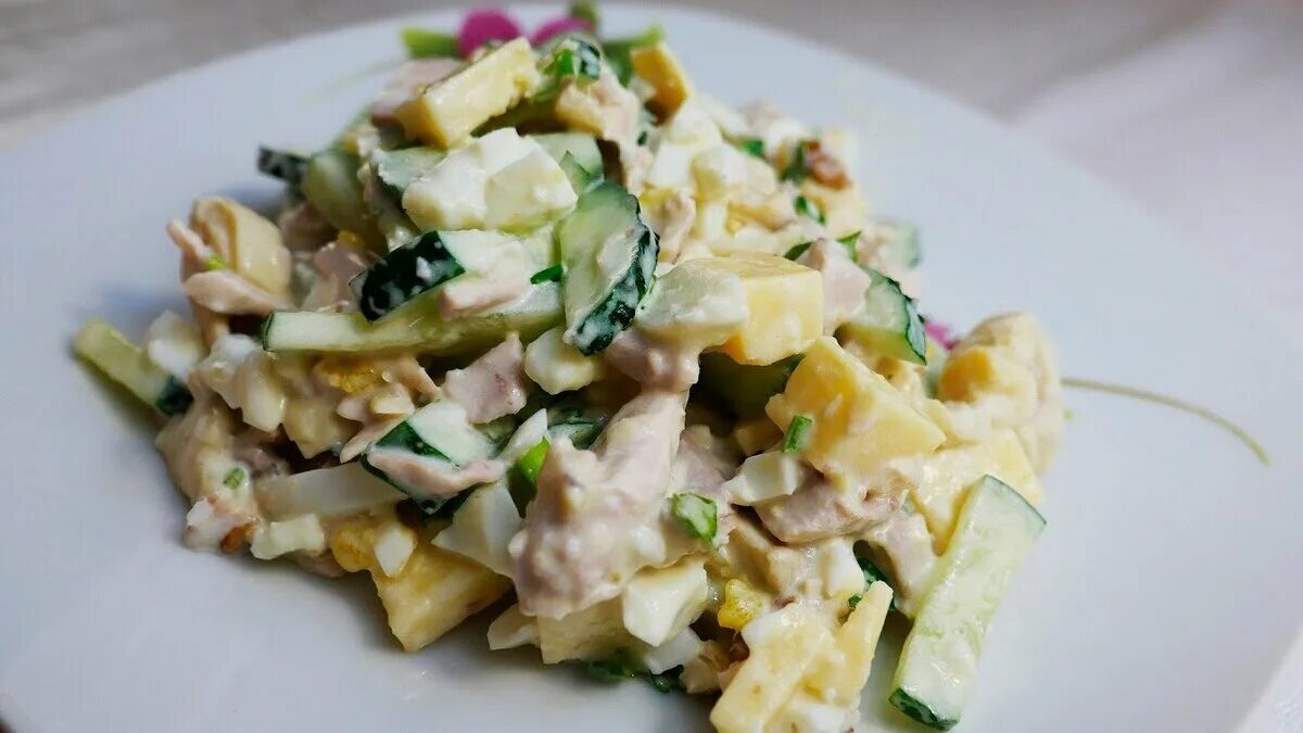 Салат с курицей и огурцами. Салат с куриной грудкой и огурцом. Куриный салат с огурцами. Салат с курицей и огурцами свежими.